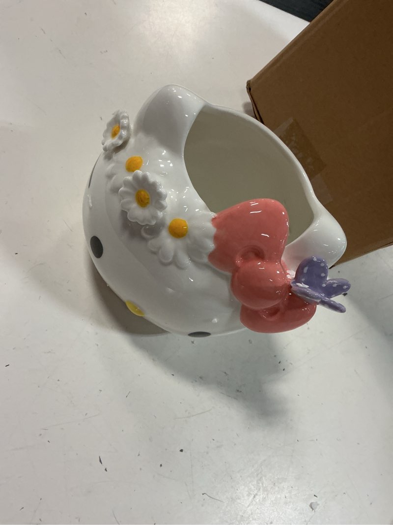 Condition photo showing New/Like New for hello kitty butterfly figural planter