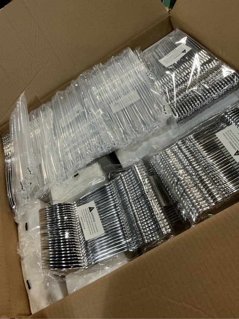 Condition photo showing New/Like New for wellife 210 piece silver plastic dinnerware set for 30 guests, plastic plates for party, include: 30 dinner plates, 30 dessert plates, 30 pre rolled napkins with silver silverware and 30 silver cups silver 210pcs?30 guests?