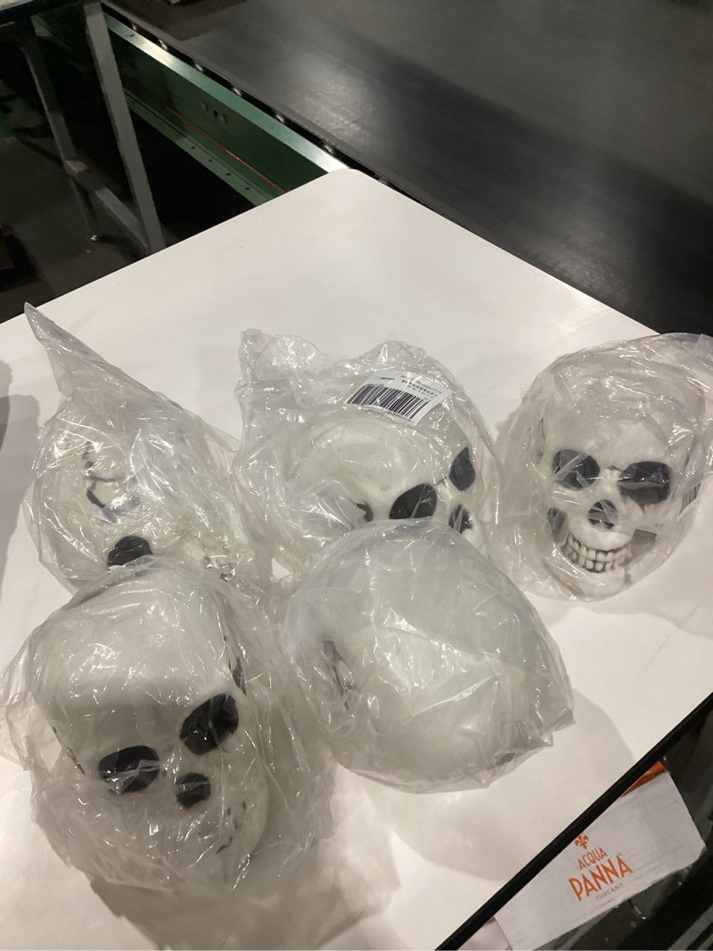 Condition photo showing New/Like New for Amosfun Simulated Skull 5Pcs Realistic Grey Plastic Decoration for Halloween Parties Theme Events and Home Decor