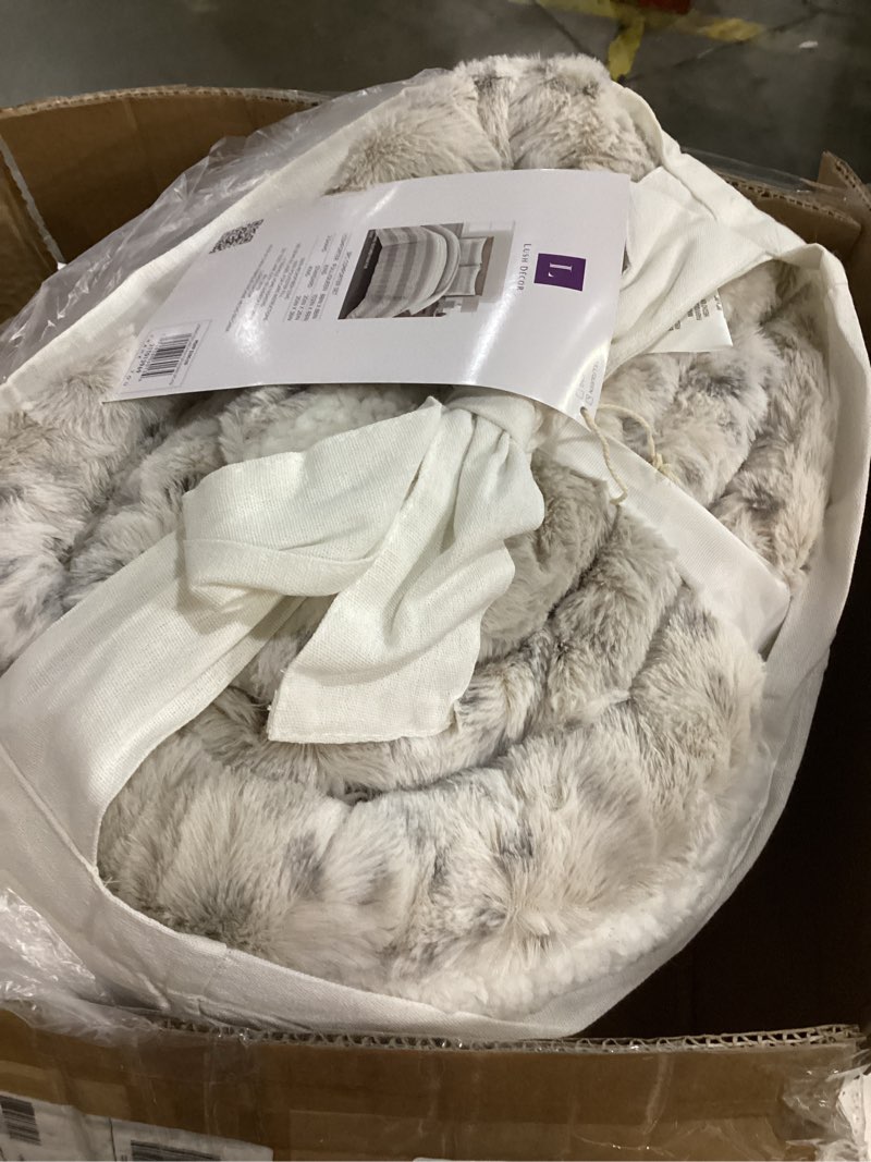 Condition photo showing Good Condition for Lush Decor Leopard Textured Faux Fur 3 Piece Comforter Set, Full/Queen, Gray