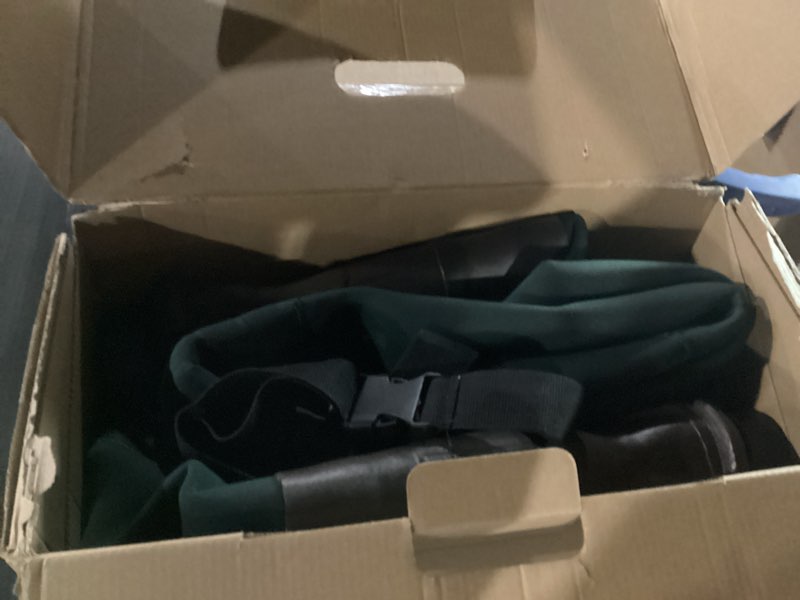 Condition photo showing Good Condition for HISEA Chest Waders for Men, Waterproof 4.5mm Neoprene Fishing & Hunting Wader with Boots, Mens Womens Bootfoot Waders M10/W12 Green