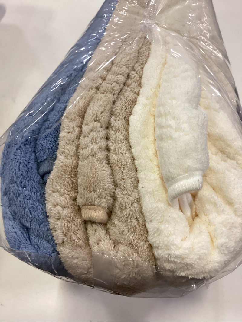 Condition photo showing Good Condition for ecolook 4 pack microfiber bath towels, 31 x 63 inches extra large bath towel set, super soft highly absorbent bath towels set of 4, quick dry lightweight bathroom towels for spa, pool, gym, multicolor beige+camel+navy+dark gray 4 pack bath towel