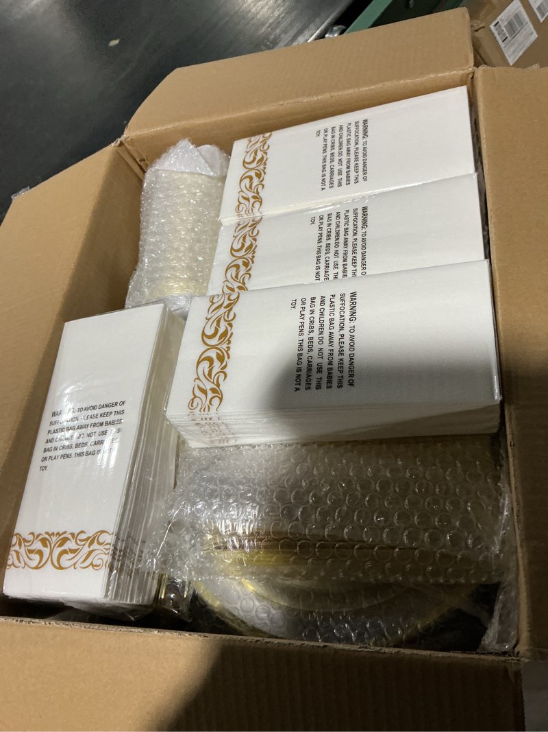 Condition photo showing Good Condition for BESTVIP 700PCS Clear Gold Disposable Dinnerware Set for 100 Guests, Plastic Plates for Party, Wedding, Christmas, Include: 200 Plastic Plates, 100 Gold Silverware, 100 Cups, 100 Napkins 100 Guests Clear Gold