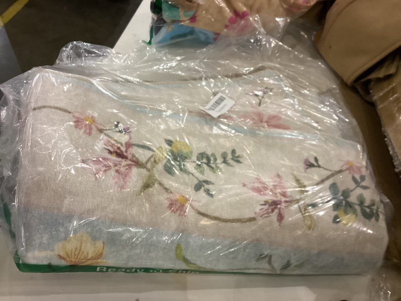 Condition photo showing Good Condition for jinchan Floral 3x5 Rug Washable Rugs Soft Leightweight Non Slip Chinoiserie Low Pile Throw Indoor Boho Area Rugs Thin Carpet for Bedroom Bathroom Office Living Room Blue/Pink 3' x 5' (Rectangular) Floral Blue/Pink