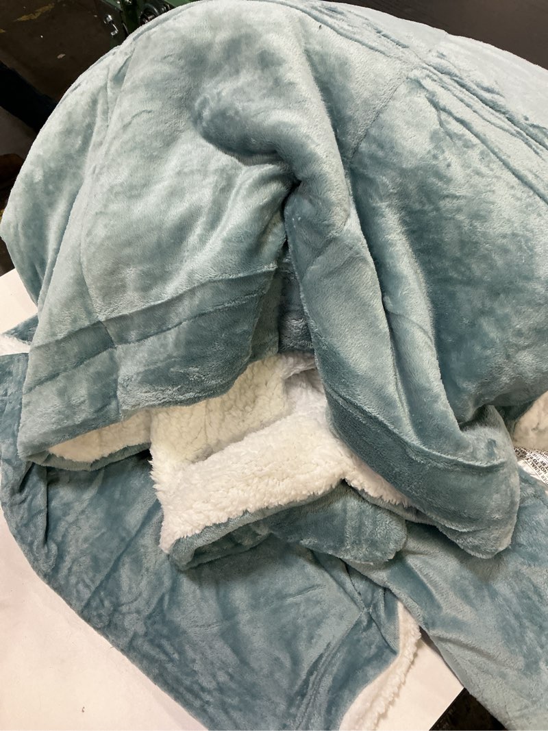 Condition photo showing Good Condition for Amazon Basics 3 Piece Bedding Set, Micromink Sherpa, Ultra-Soft, Warm All Season Comforter, King, Tide Pool Blue, Solid Tide Pool Blue King