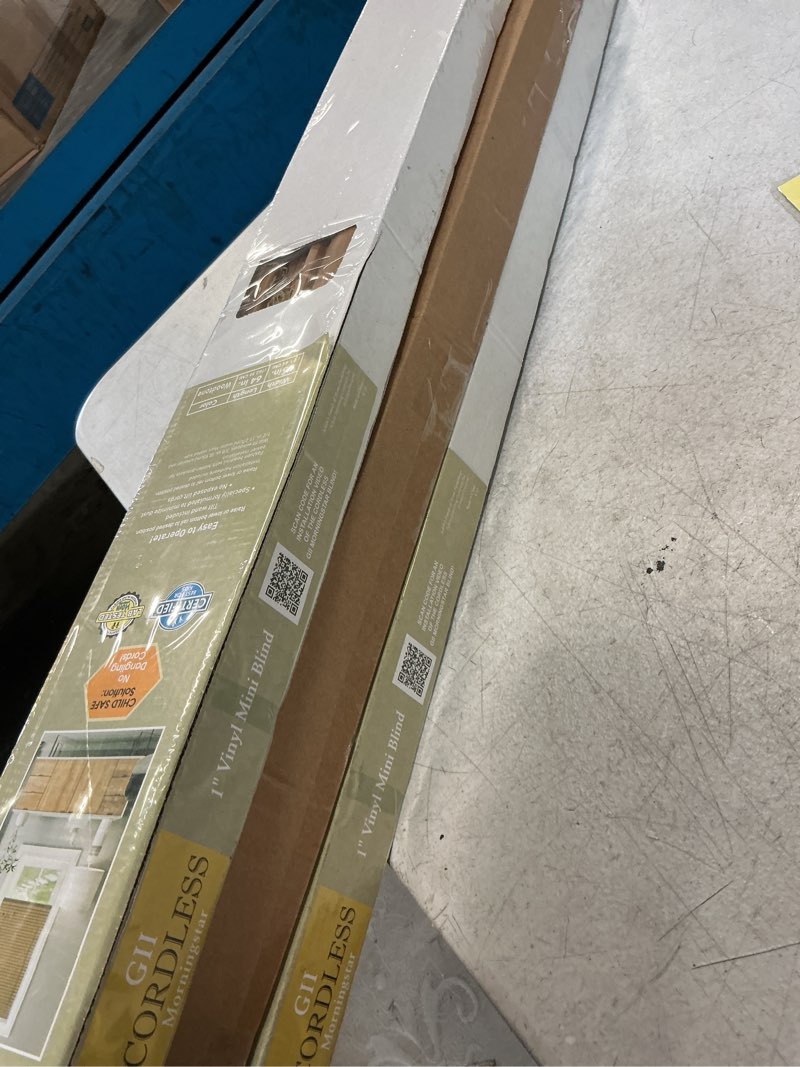Condition photo showing Good Condition for Assorted wibdow blinds