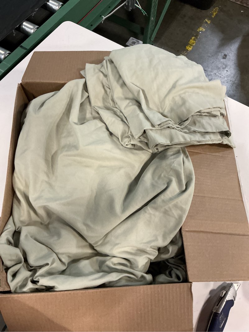 Condition photo showing Good Condition for 3 piece king- smart sheet with side storage pockets on fitted sheet king green