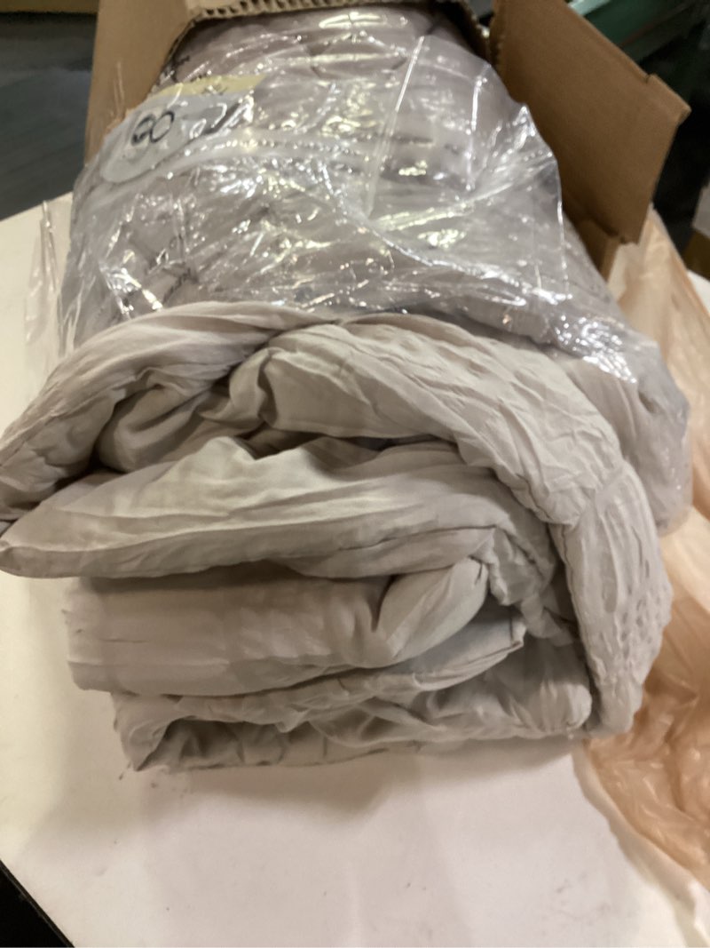 Condition photo showing As Is for CASAAGUSTO Queen Comforter Set, 7 Pieces Oatmeal Seersucker Bed in a Bag Queen Size Soft All Seasons, Bedding Sets with Comforter, Flat Sheet, Fitted Sheet, 2 Pillow Shams, 2 Pillowcases Oatmeal Queen(90"*90")