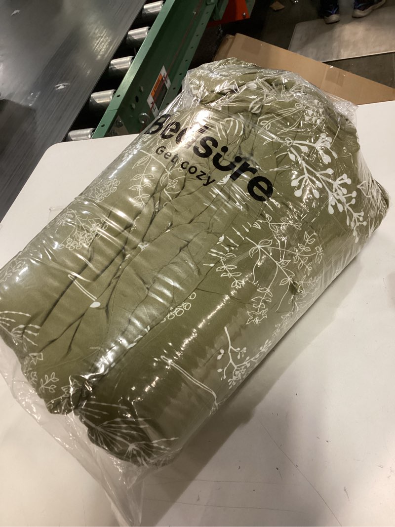 Condition photo showing Good Condition for Bedsure Oversized Queen Comforter Set - Olive Green Bed Set, 3 Pieces Cute Floral Bedding, 1 Soft Reversible Botanical Flowers Comforter and 2 Pillow Shams Oversized Queen 02 - Olive Green