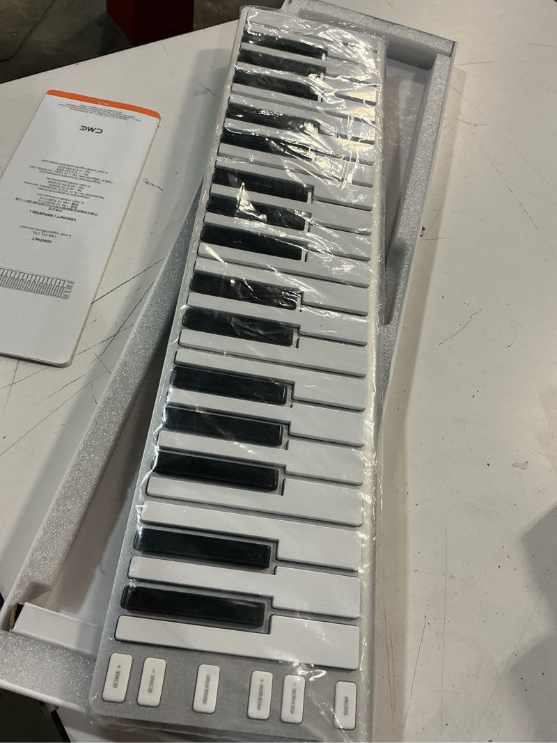 Condition photo showing Good Condition for xkey 25 usb midi keyboard - apple-style ultra-thin aluminum frame, 25 full-size velocity-sensitive keys, polyphonic aftertouch, ultra-low latency, simply plug & play on ipad, iphone, mac, pc