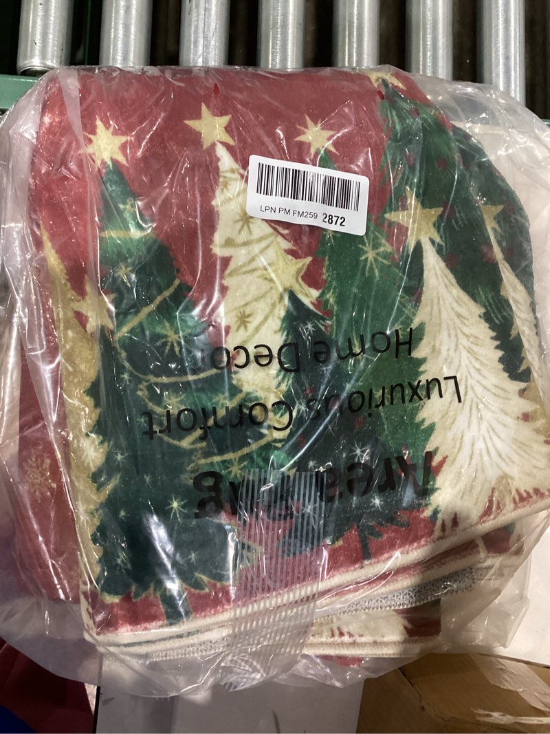 Condition photo showing Good Condition for Artoid Mode Red Xmas Tree Snowflake Christmas Area Rug, Winter Home Decor Low-Profile Non-Slip Washable Large Rug for Living Room Bedroom Farmhouse Dining Room Kids Playroom 5x7 Feet 5' x 7' Red