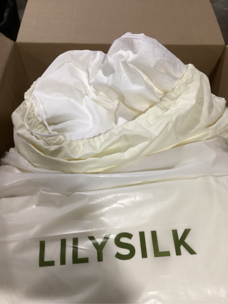 Condition photo showing As Is for lilysilk all season silk comforter/duvet/quilt, 100% silk floss filling with 100% cotton cover king(104x92 inch,silk weight:2.0kg) king(104x92 inch,silk weight:2.0kg) white