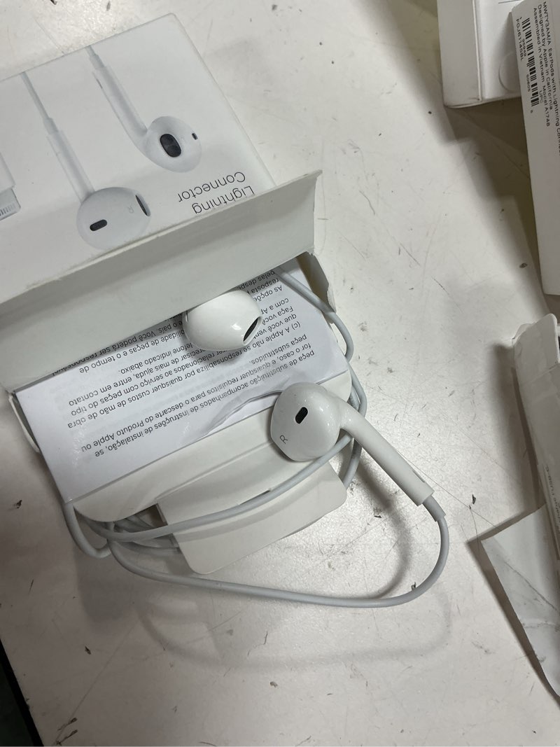 Condition photo showing Good Condition for apple wired earpods with lightning connector