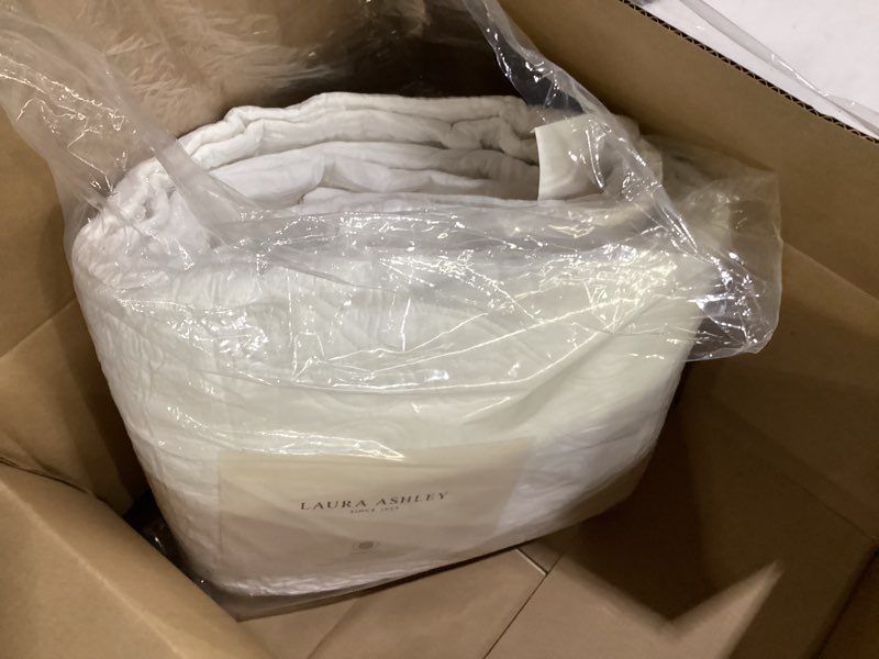 laura ashley - felicity collection - quilt set - 100% cotton, reversible, all season bedding with matching sham(s), pre-washed for added softness, queen, white queen white