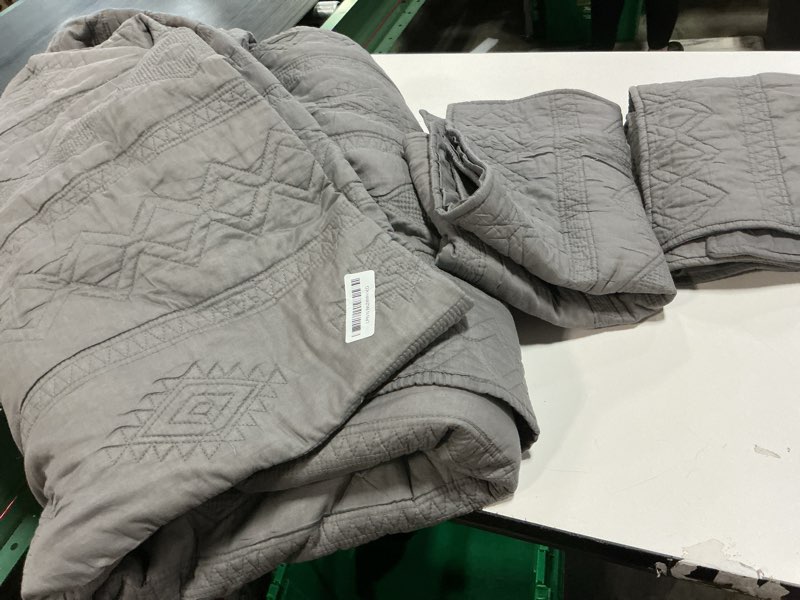 Condition photo showing As Is for bedsure 100% cotton quilt set - lightweight king bedspread, grey cozy bedding coverlet, purewoven, 3-piece with pillow shams in geometric pattern for all season, 106x96 inches, 100% cotton voile king 04 - grey - tribal geometry