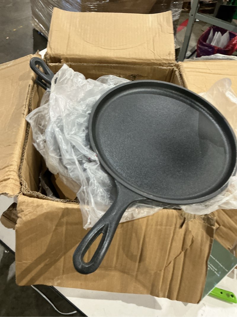 Condition photo showing Good Condition for lodge pre-seasoned cast iron 5 piece set, black 5 piece bundle