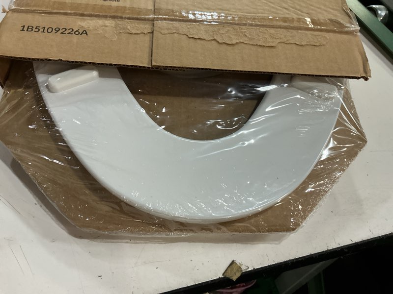 Condition photo showing New/Like New for bemis 1500ec 390 lift-off wood elongated toilet seat, cotton white (pack of 1)
