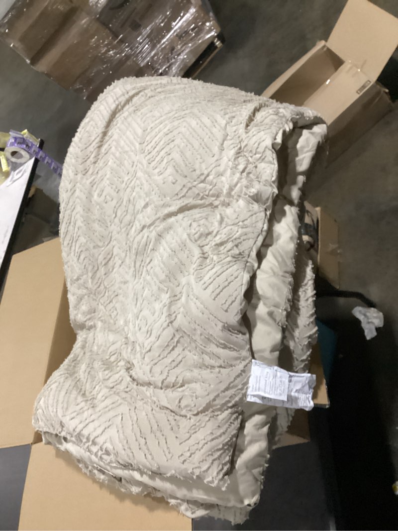 Condition photo showing Good Condition for incomplete zzlpp king size comforter set 7 pieces, beige tufted bed in a bag with comforter and sheets, all season boho bedding sets with 1 comforter, 2 pillow shams, 2 pillowcases, 1 flat sheet, 1 fitted sheet 01 - beige king