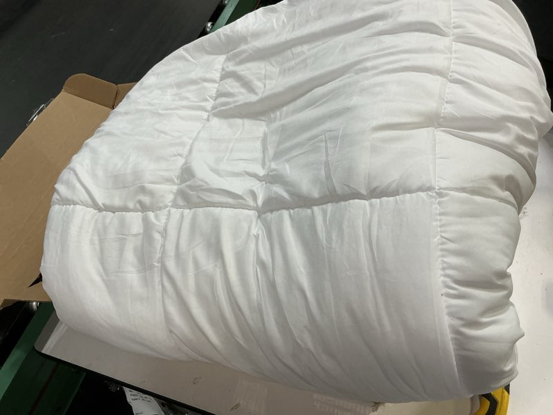 Condition photo showing Good Condition for ( similar) Utopia Bedding All Season Down Alternative Quilted King Comforter, Duvet Insert with Corner Tabs, Machine Washable, Bed Comforter (White)