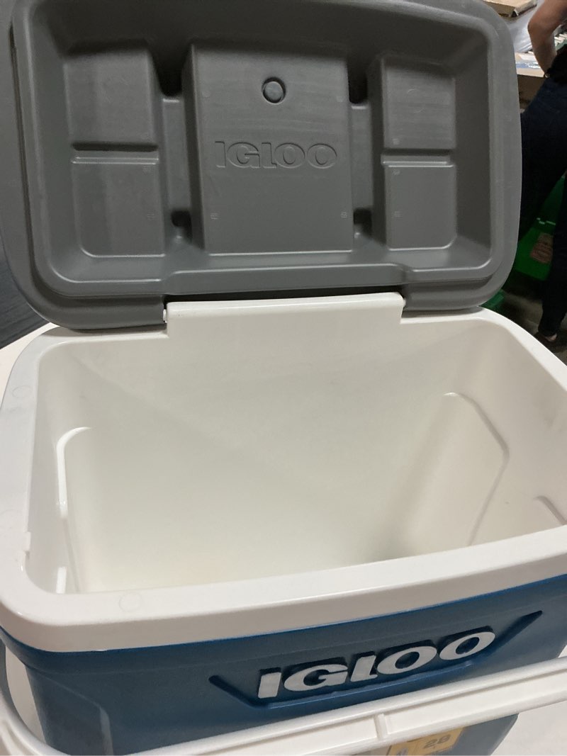 Condition photo showing Good Condition for igloo latitude indigo blue/meteorite 30-quart insulated chest cooler