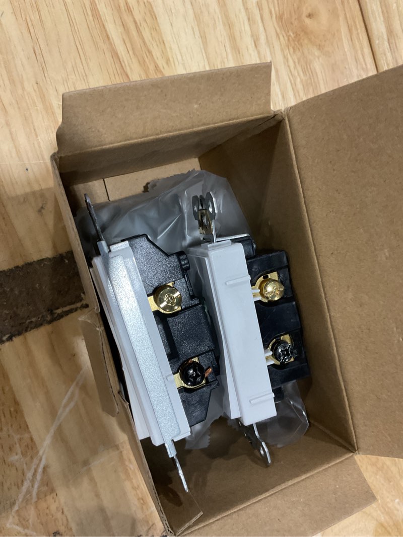 Condition photo showing Good Condition for sozulamp 3 way light switch with night light-easy to install-no neutral required,illuminated three way switch with light sensor,15 amp 110v(4pack,white) 3 way | 4pack