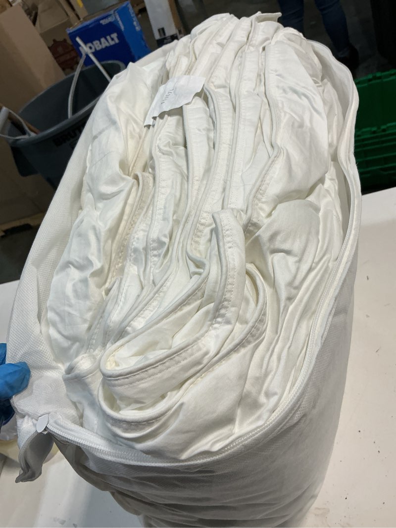 Condition photo showing Good Condition for quince all-season premium down alternative comforter, full/queen, white