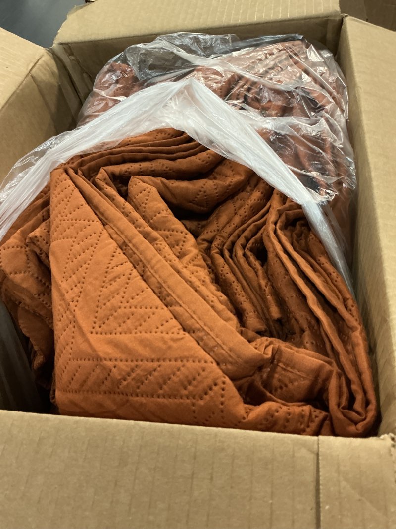 Condition photo showing Good Condition for oversized california king size quilt set 3 pieces, burnt orange/rust bedspread-118''x106'', soft lightweight summer quilt, luxurious warm coverlet set for all seasons (includes 1 quilt, 2 shams) umber-wave california king (118''x106'')