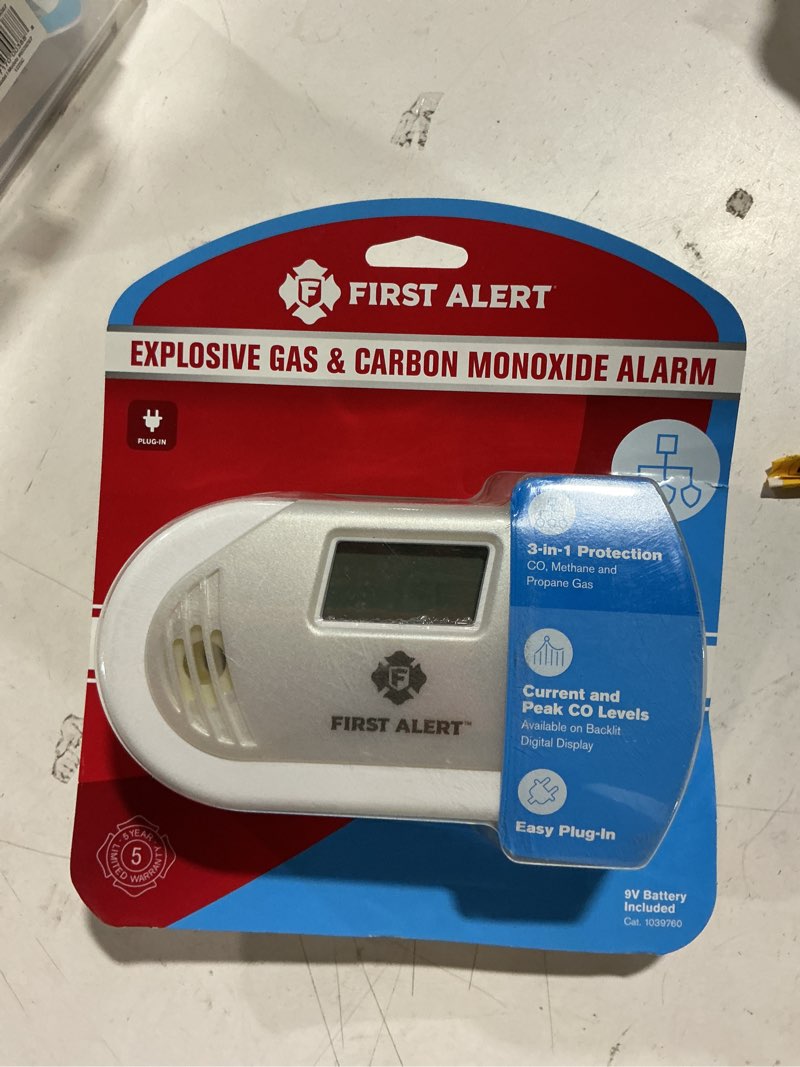 Condition photo showing As Is for first alert plug-in electrochemical explosive gas and carbon monoxide detector  (faulty clips)