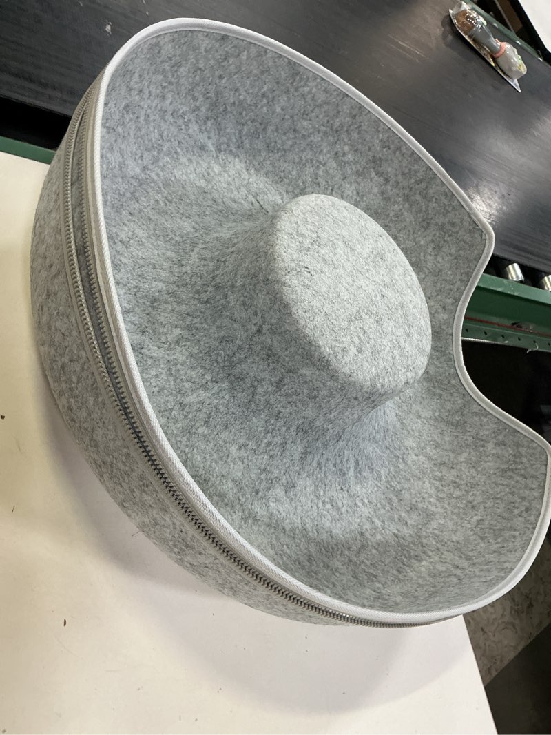 Condition photo showing Good Condition for calming anti anxiety donut bed for cats 