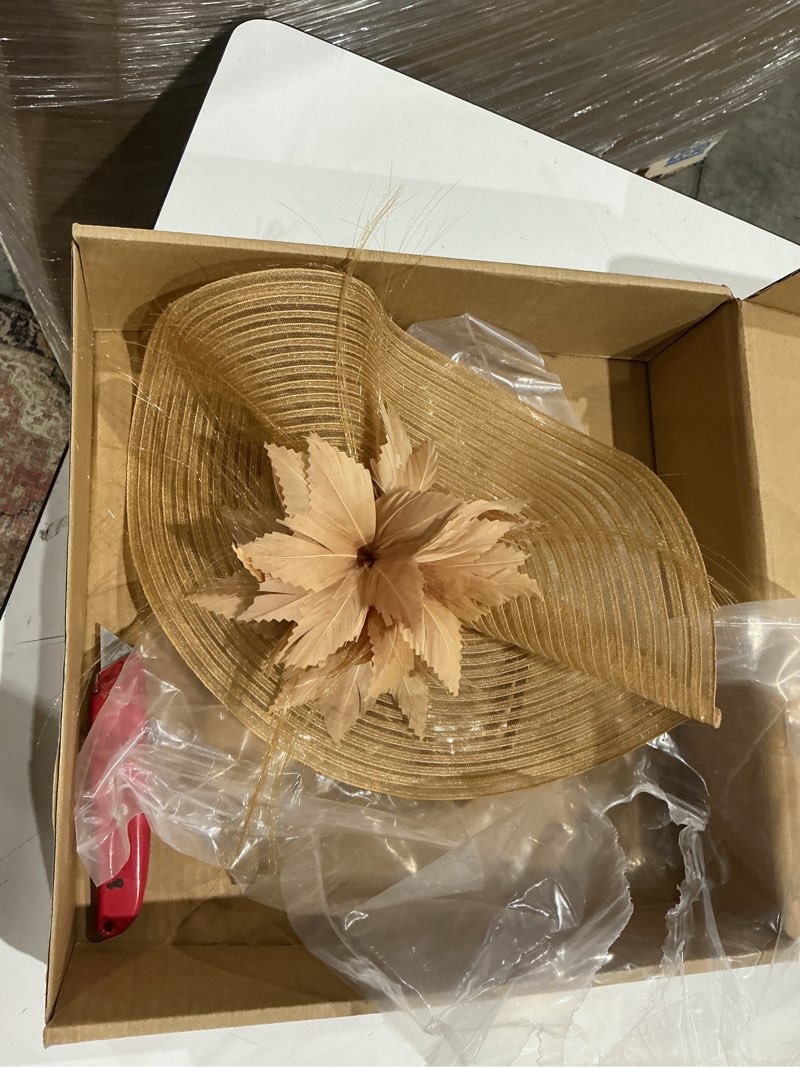Condition photo showing Good Condition for elegant floral headpiece mesh veil suitable