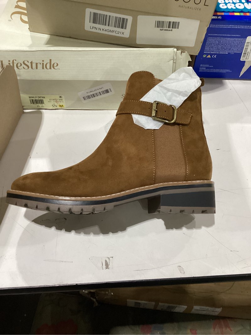 Condition photo showing New/Like New for kensie womens Kelly 9.5