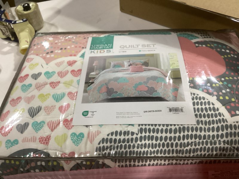 Condition photo showing New/Like New for Intelligent Design Kids Reversible Cotton Quilt Set - Vibrant Fun, Playful Print, All Season Children Bedding Coverlet Bedspread, Decorative Pillow, Bedroom Décor, Full/Queen, Cloud Pink 5 Piece Full/Queen Cloud Pink