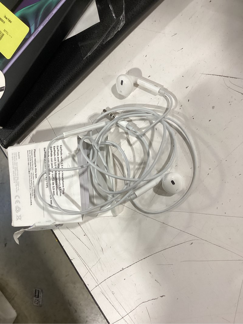 Condition photo showing Good Condition for apple wired earpods with remote and mic