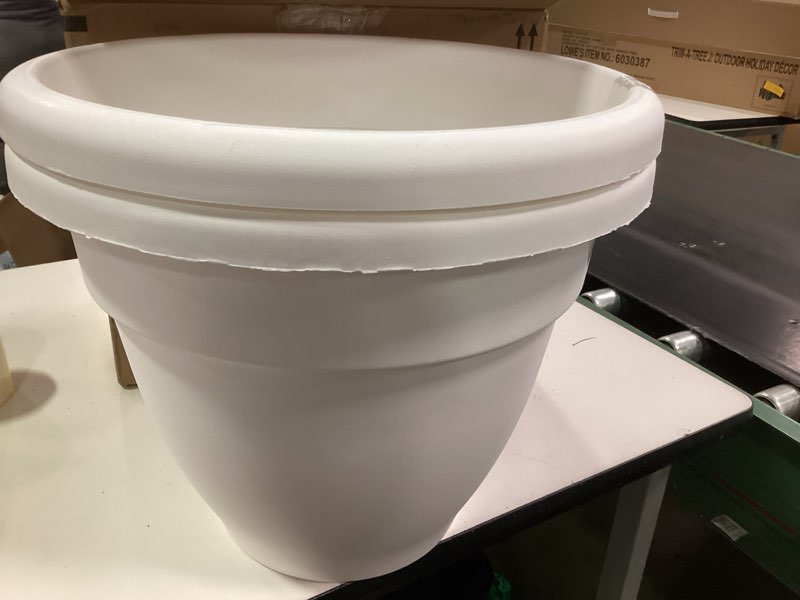 Condition photo showing Good Condition for The HC Companies 16 Inch Caribbean Planter Pots with Drainage & Plug, Rolled Rim Plastic Planters for Outdoor Plants, 2-Pack Decorative Flower Pots for Garden, Patio, Office & Home Decor, White White 16" Pack of 2