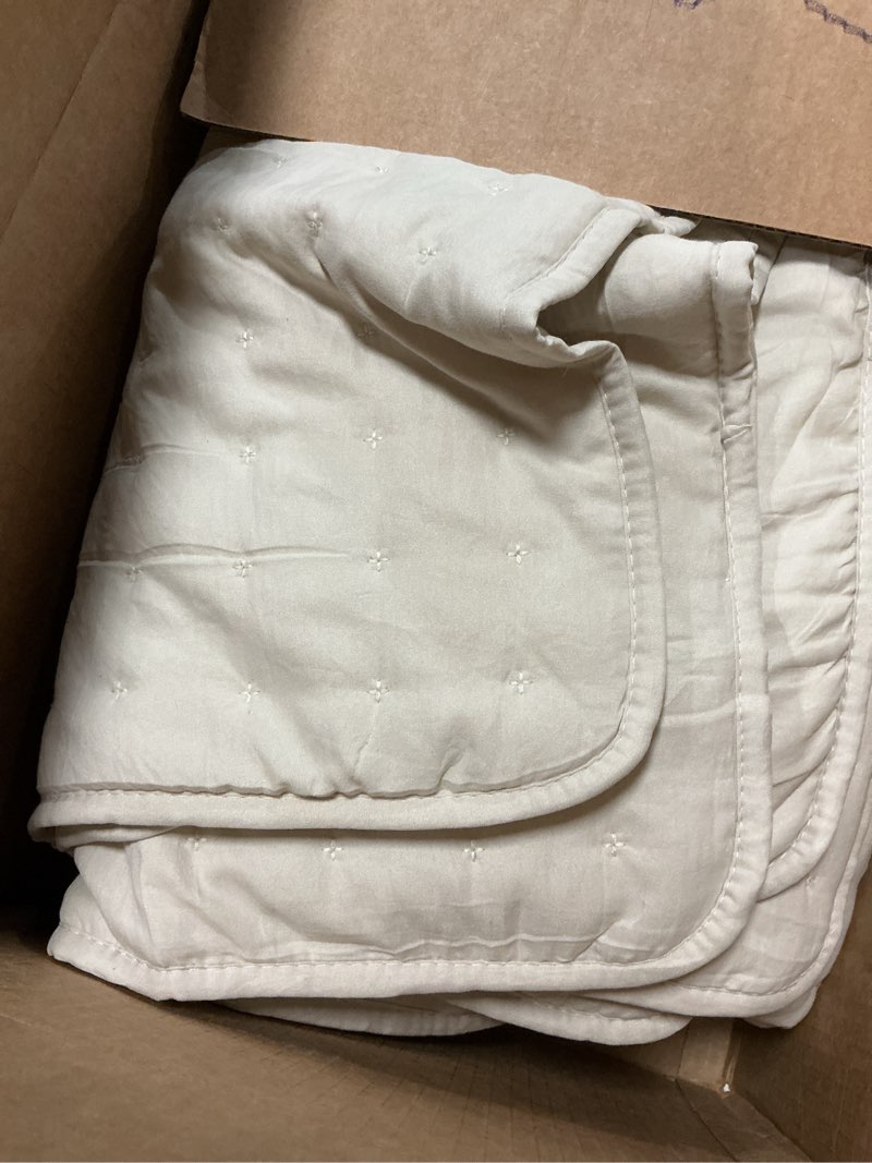 Condition photo showing Good Condition for Bedsure Beige Quilted Blanket