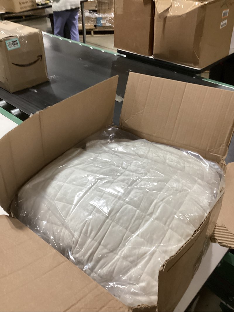 Condition photo showing Good Condition for RECYCO Luxury Velvet Quilt Set King Size, Lightweight Velvet Comforter Set, Oversized Bedspread Coverlet Quilted Bedding Set, with 2 Matching Pillow Shams, for All Season, Cream White King/Cal King (108" x 92") Cream White