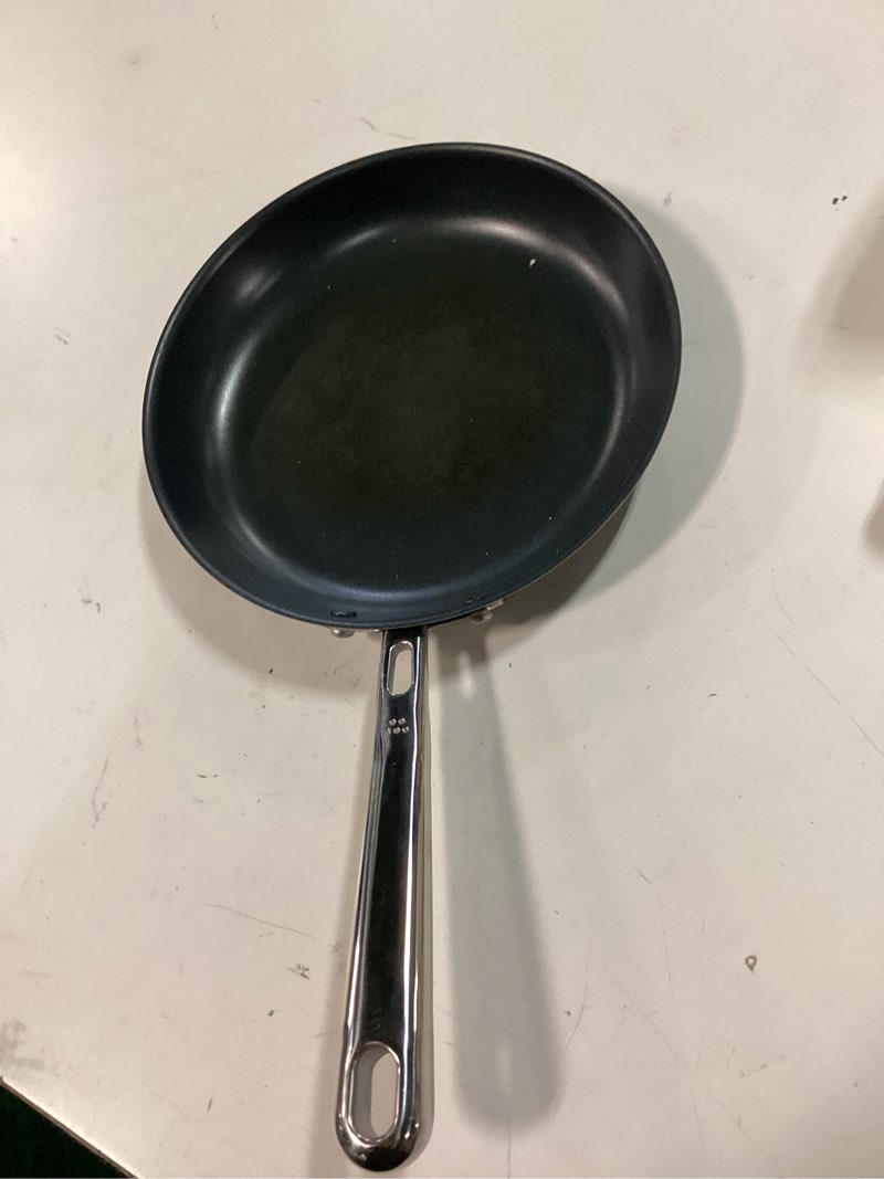 Condition photo showing Good Condition for Misen Carbon Nonstick™ Frying Pan – Carbon Steel Pan, Naturally Nonstick No-Coating Surface, Ultra-Durable & Oven-Safe, Induction & Gas Compatible - 8 Inch