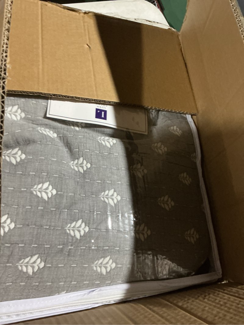 Condition photo showing Good Condition for Lush Decor Hygge Kantha Pick Stitch Yarn Dyed Cotton Jacquard 3 Piece Quilt/Coverlet Set, Full/Queen, Gray & Off-White