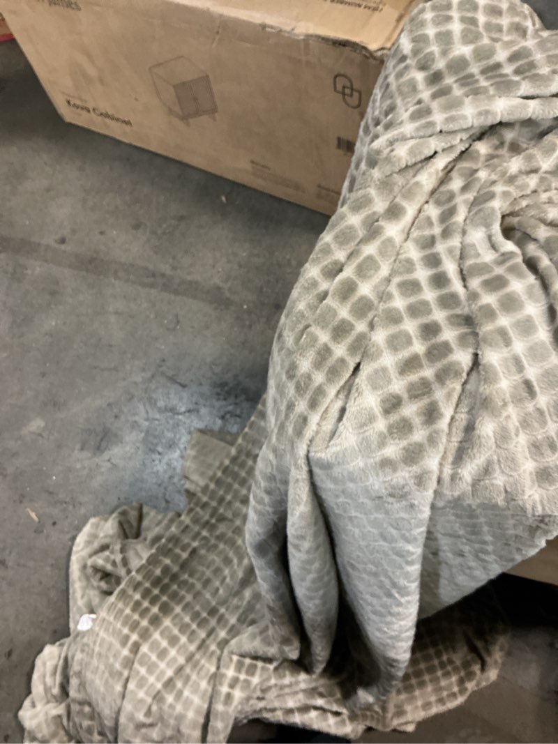 Condition photo showing As Is for Oversized King Fleece Blanket 120x138 Inches, Seamless Soft Cozy 3D Jacquard Flannel Blanket 10'x11.5' Extra Large for Bed, Sofa, Travel & Camping, California King Throw, Taupe - Oval Pattern Taupe - Block Pattern 120"x138"
