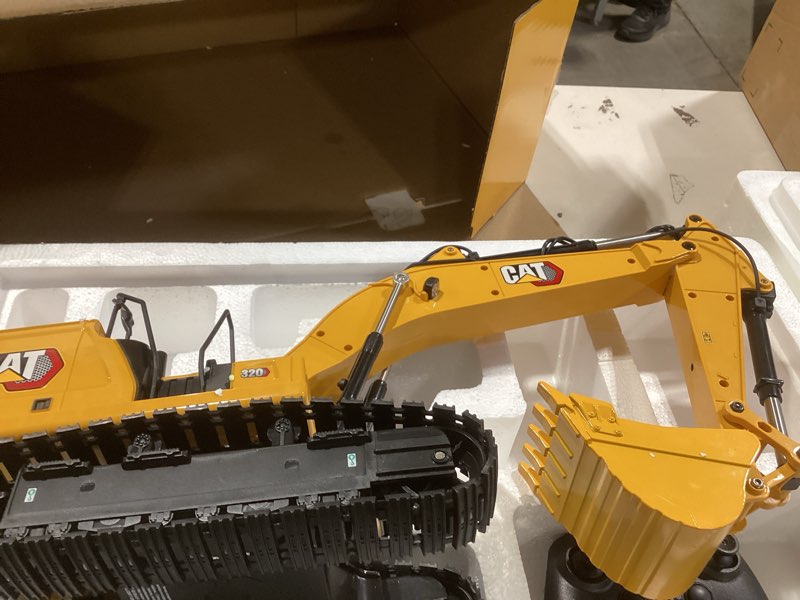 Condition photo showing Good Condition for Diecast Masters DCM/Racemasters 28005 1:16 RC Cat 320 Hydraulic Excavator