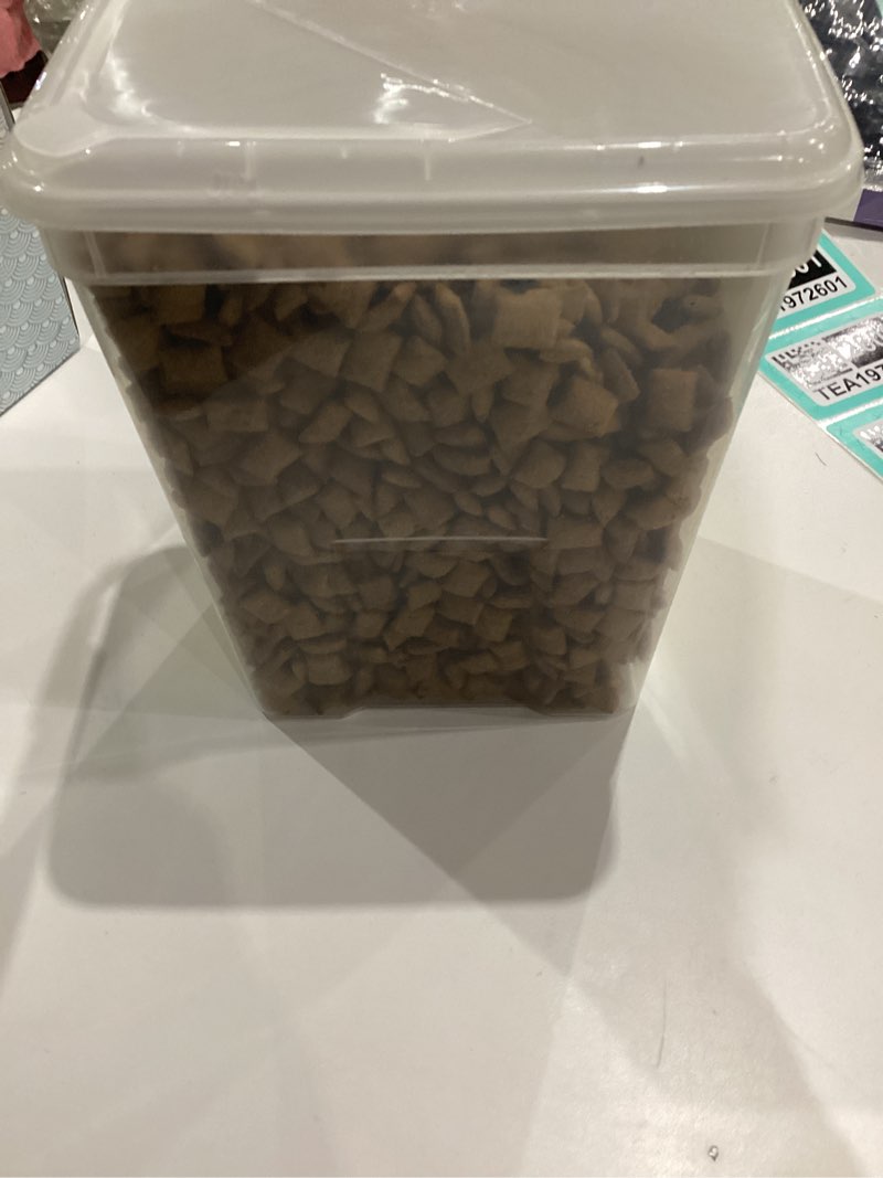 Condition photo showing New/Like New for Temptations Classic Tasty Chicken Flavor Crunchy And Soft Dry Cat Treats  30 Oz Tub