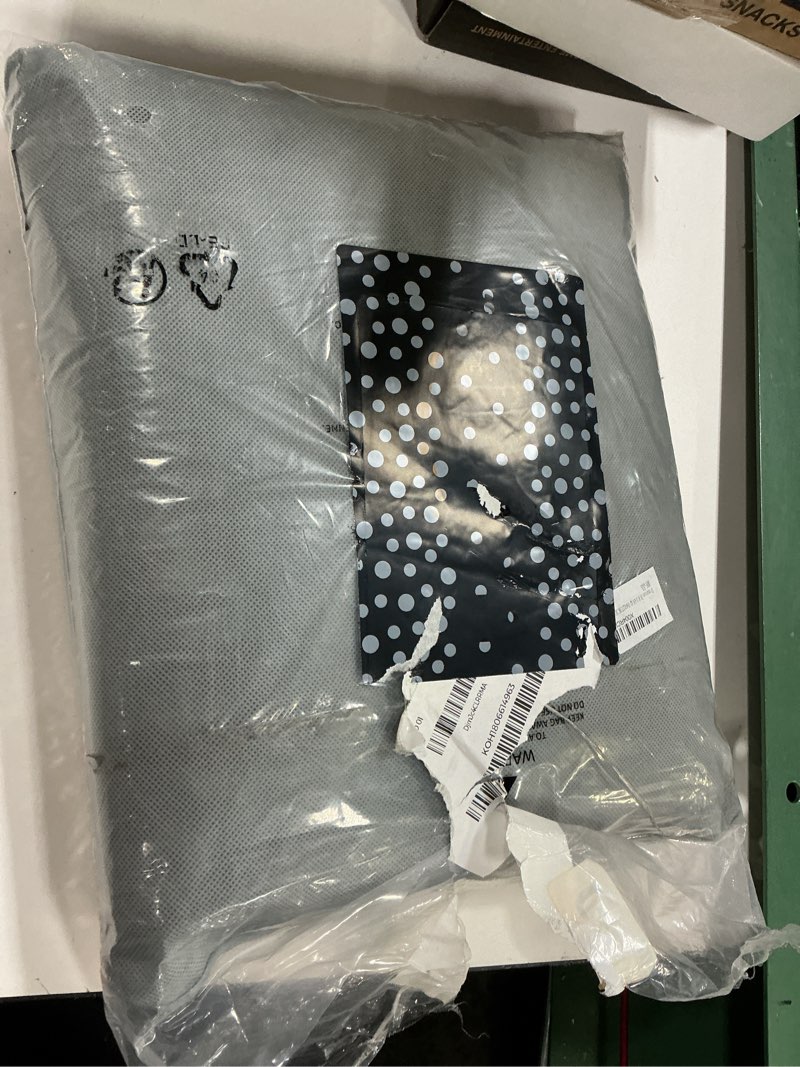Condition photo showing Good Condition for christmas duvet cover set king funny 5d visual snowflake bedding set with pillowcases, reversible design duvet cover, soft microfiber christmas home decor for holiday 90"×104”