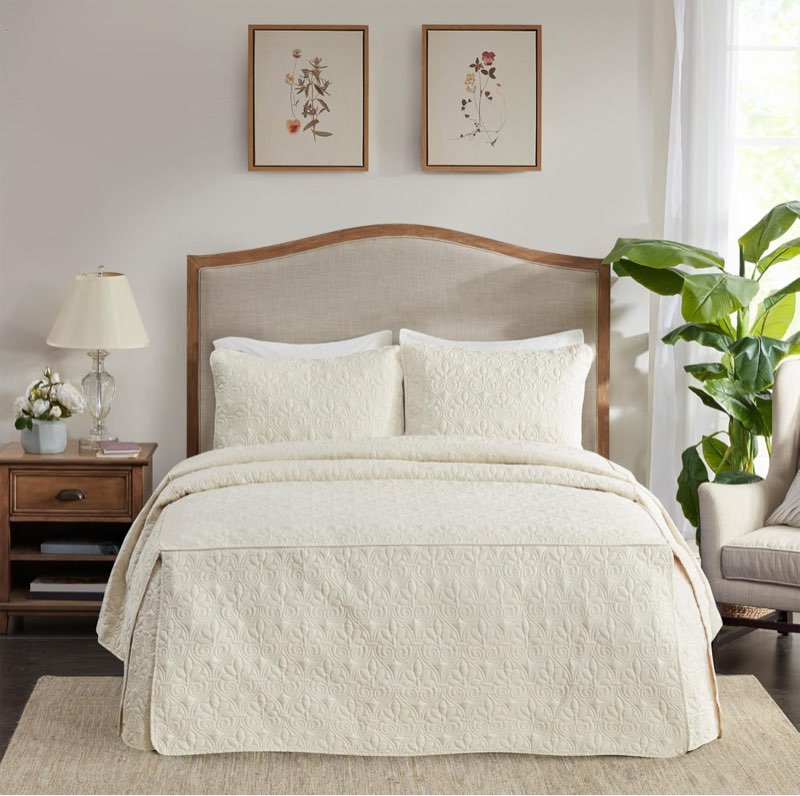 Madison Park Quebec Split Corner Quilted Bedspread Classic Traditional Design All Season, Lightweight, Bedding Set, Matching Shams, King, Damask Quilted Cream 3 Pi