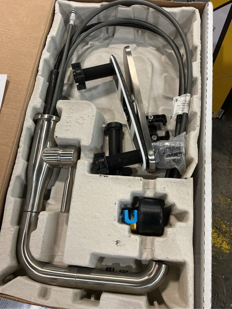Condition photo showing Good Condition for delta almari brushed nickel kitchen faucet with pull-out sprayer, modern single hole kitchen sink, single handle, stainless 16943-ss-dst