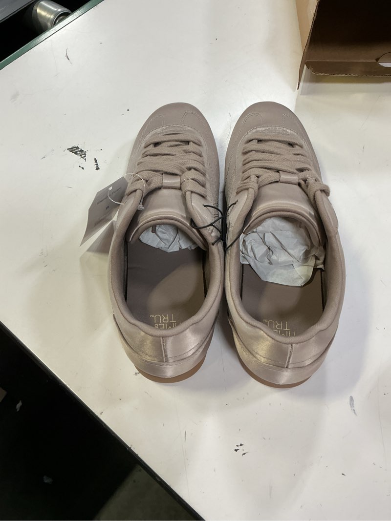 Condition photo showing New/Like New for (size 8)time and tru women's low top sneakers