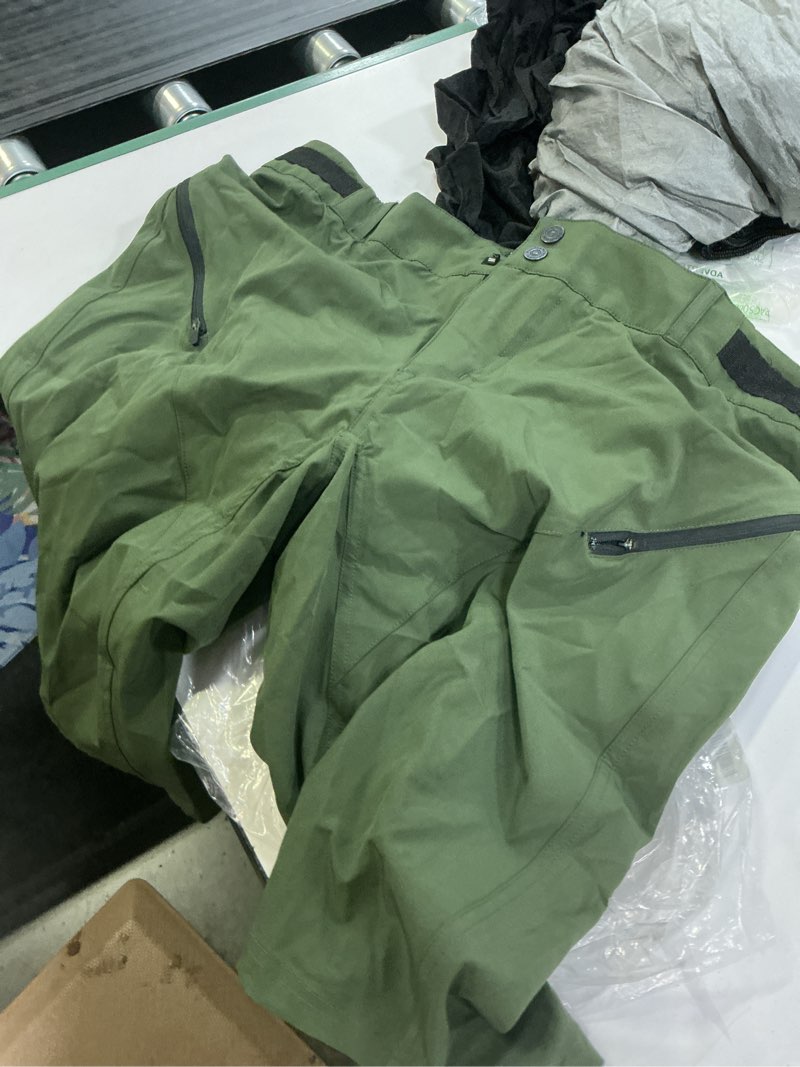 Condition photo showing Good Condition for men's garneau leeway 2 shorts, size: xl, green night