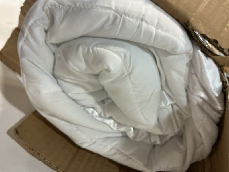 Condition photo showing Good Condition for Madison Park Windom Down Alternative Blanket, Premium 3M Scotchgard Moisture Wicking Treatment, Lightweight and Soft Bed Cover For All Season, Satin Trim, White Full/Queen