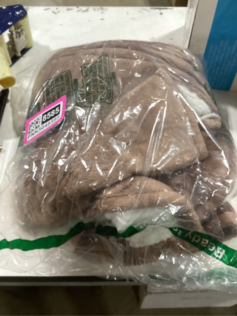 Condition photo showing Good Condition for greenoak heated blanket electric throw 50"x60", heating blanket with 10 heat levels 8 hours auto-off,fleece soft blanket, birthday gifts for grandma seniors, brown brown 50x60