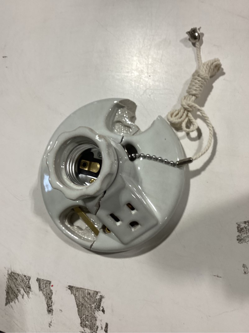 eaton 660 -watt porcelain pull chain ceiling socket , white