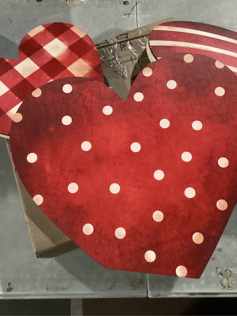 Condition photo showing Good Condition for Yerliker 35 inch Valentine's Day Stacked heart for Home Front Porch Decor Wood heart Outdoor Decor Valentine's Day Sign for Yard Front Door Garden Patio Outdoor Rustic Heart